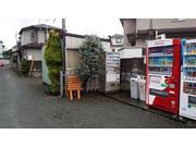 店舗入り口です。奥に作業場がありますのでそのまま奥までお入りください。