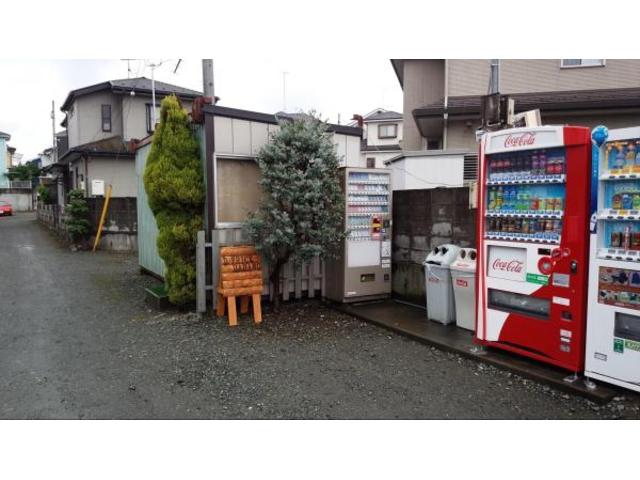 店舗入り口です。奥に作業場がありますのでそのまま奥までお入りください。