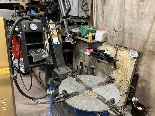 タイヤ交換もお任せ下さい。またタイヤ販売もしております。