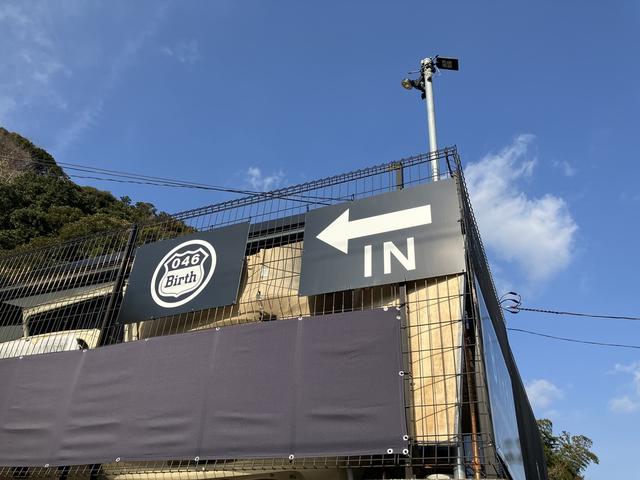 入口目印　通りより少し上ります