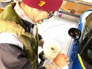 【工程７】ポリッシャーに溶剤を塗布します