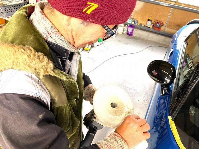 【工程７】ポリッシャーに溶剤を塗布します