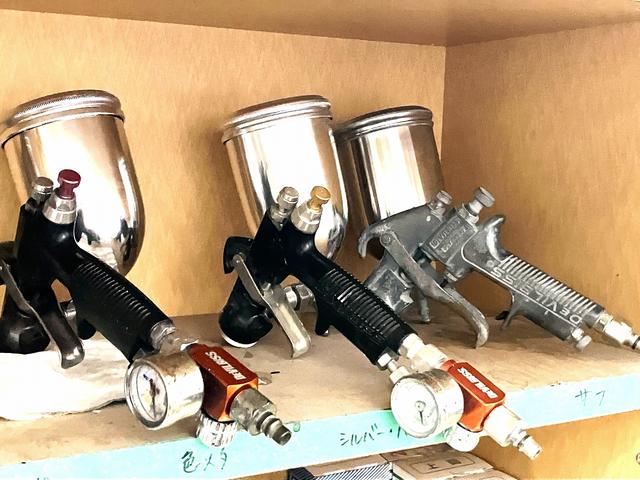 【工程１１】カラーの明暗に合わせてスプレーガンを使い分けます