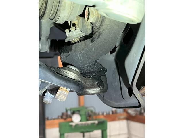 トヨタ　エスティマ　サスペンション・足回り修理・整備  枚方市　八幡市　
