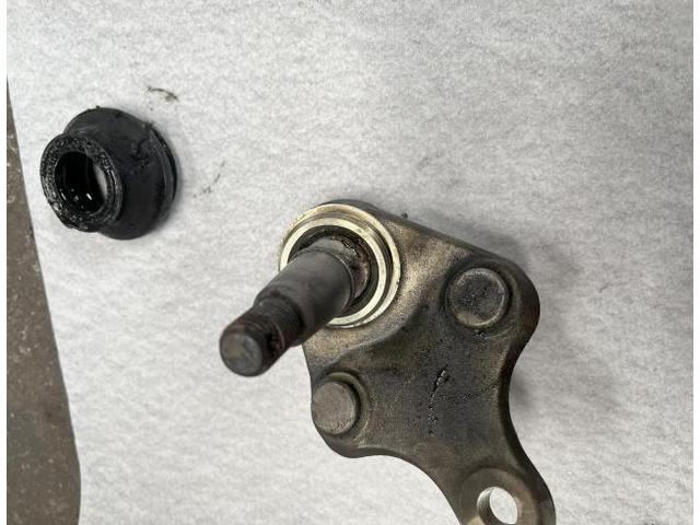 トヨタ　エスティマ　サスペンション・足回り修理・整備  枚方市　八幡市　
