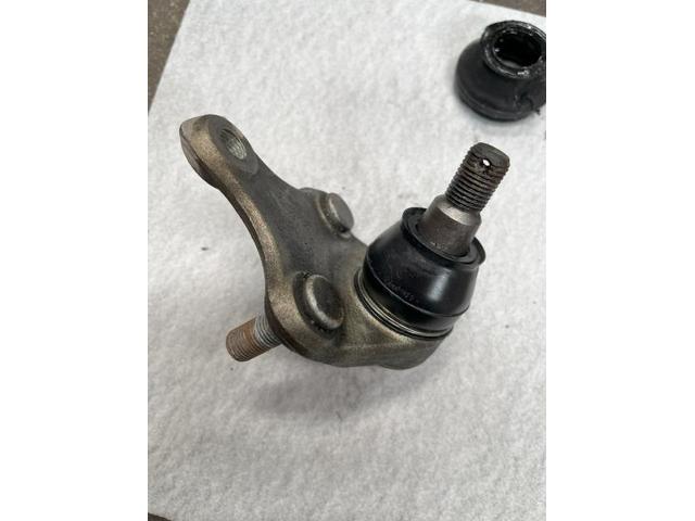 トヨタ　エスティマ　サスペンション・足回り修理・整備  枚方市　八幡市　
