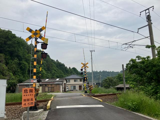 この踏切渡ってすぐです