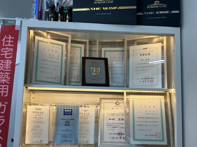 商談スペース背面には資格証が飾ってあります！