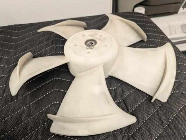 ホンダ　アクティバン　HH5　アイドリング中エアコン効かない　エアコン効きが悪い　ラジエーターファンモーター交換　電装修理