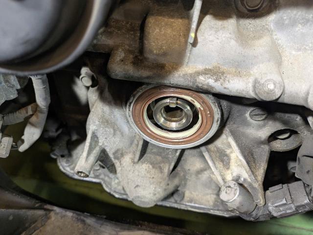 マツダ　ＲＸ－８　クランクオイルシール漏れ　フロントオイルシール漏れ　車上交換　ロータリーオイル漏れ定番　エンジン関連修理・整備