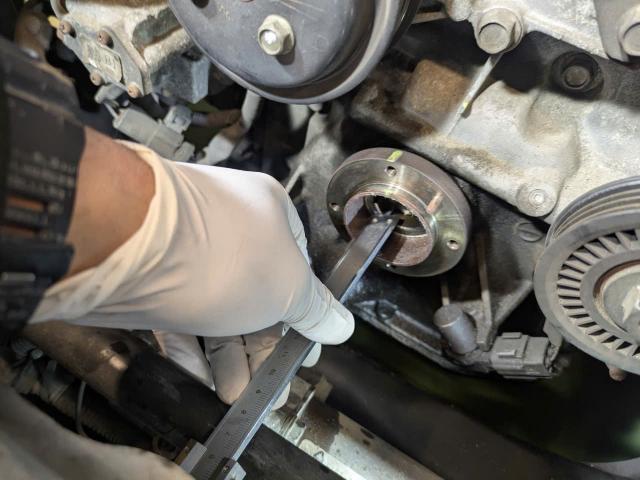 マツダ　ＲＸ－８　クランクオイルシール漏れ　フロントオイルシール漏れ　車上交換　ロータリーオイル漏れ定番　エンジン関連修理・整備