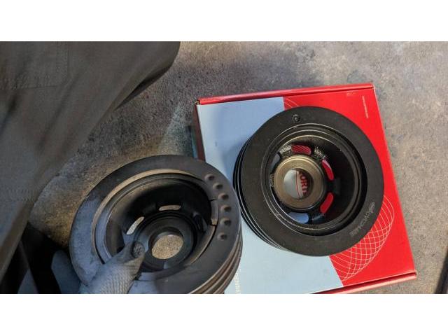 ボルボ　９４０エステート　エンジン修理　クランクプーリー交換　バイブレーションダンパー交換