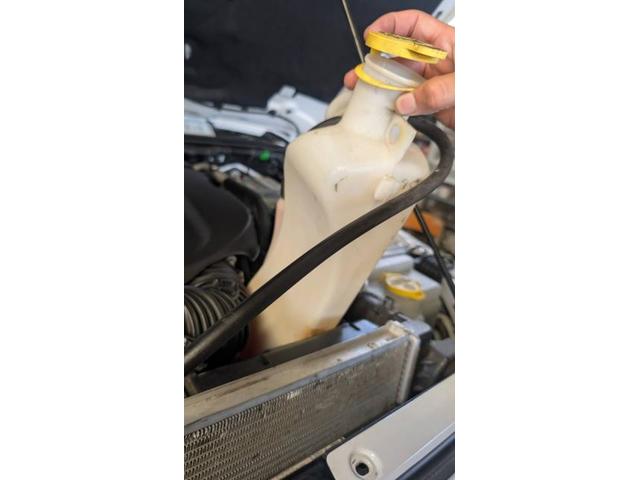 クライスラー・ジープ　ジープ・ラングラー　冷却水漏れ リザーバータンク交換