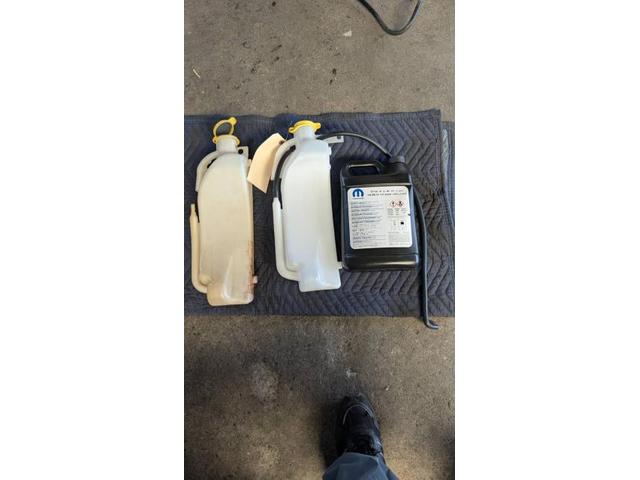 クライスラー・ジープ　ジープ・ラングラー　冷却水漏れ リザーバータンク交換