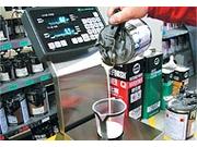 １台１台　丁寧にお客様のお車の塗料を調色しています