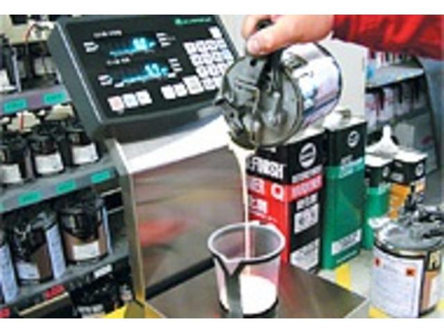 １台１台　丁寧にお客様のお車の塗料を調色しています