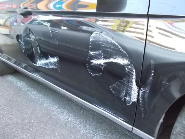 フォルクスワーゲン パサート ドア交換レベルの大きなキズへこみ直し 板金しました 輸入車の板金塗装もお任せください。 カーコンビニ独自の工法により安く・早く・キレイに修理いたします。さいたま市周辺