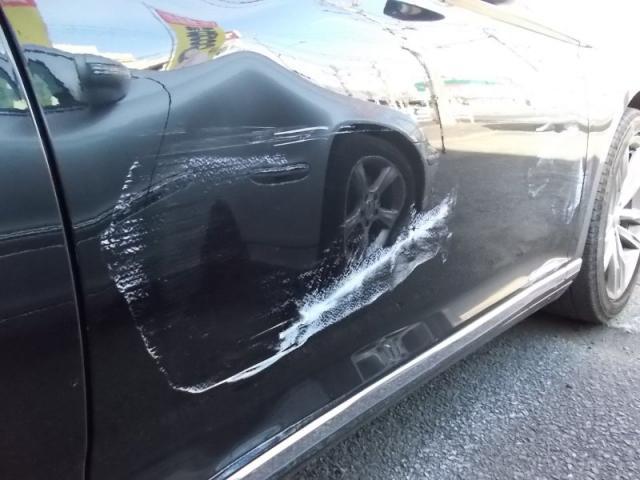 フォルクスワーゲン パサート ドア交換レベルの大きなキズへこみ直し 板金しました 輸入車の板金塗装もお任せください。 カーコンビニ独自の工法により安く・早く・キレイに修理いたします。さいたま市周辺