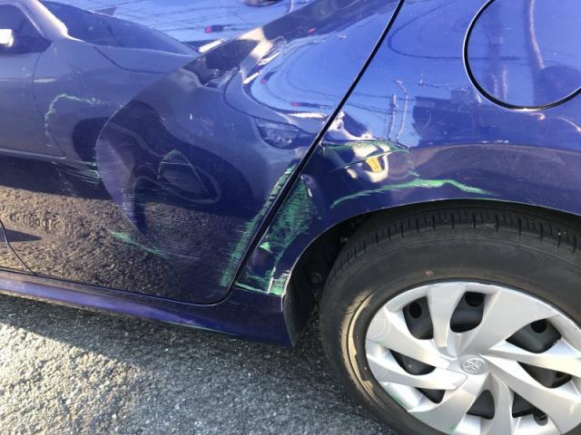 トヨタ　ヤリス　リヤドアとその横（クォーター）キズ・へこみ直し　損傷大　上尾市板金塗装