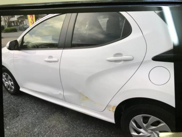 トヨタ　ヤリス　前ドアから後部にかけて大きな損傷キズ・へこみ直し　上尾市カーコンビニ倶楽部