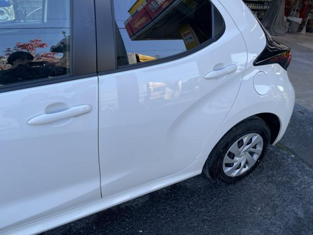 トヨタ　ヤリス　前ドアから後部にかけて大きな損傷キズ・へこみ直し　上尾市カーコンビニ倶楽部