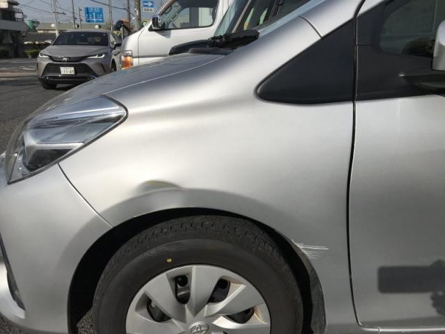 トヨタ　ヴィッツ　上尾市　前タイヤの上（フェンダー）キズ・へこみ直し　カーコン工法で素早く修理