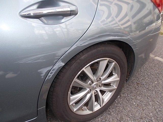 日産　スカイライン　後ろドアろリヤタイヤ上（クォーター）キズ・へこみ直し　上尾市カーコン工法