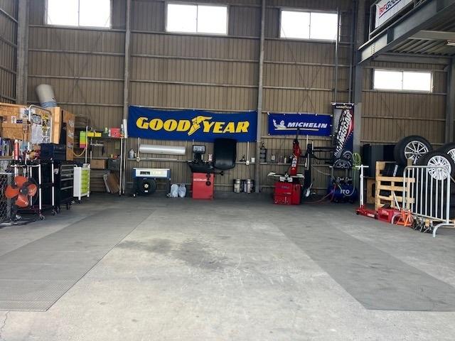 タイヤ＆ホイール専門店として、地域密着をモットーにサービスを展開しています。