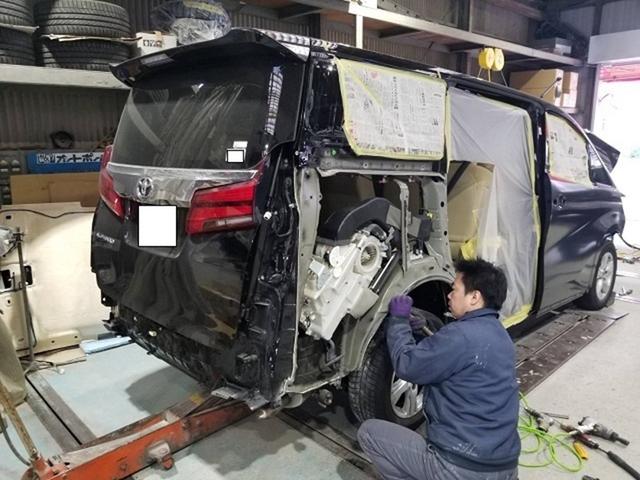 当社ではフレーム修正機を保有しており、事故などにより歪んでしまったフレームでも復元することが可能です