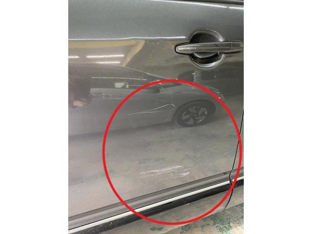 三菱　デリカD5　フロントドア　きず　へこみ　修理　板金　塗装　大阪　堺市