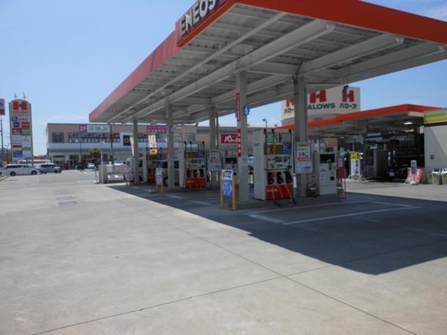 「エネオスマーク」の看板が目印　ガソリンスタンド内です。「緑町のハローズさん」と同じ敷地