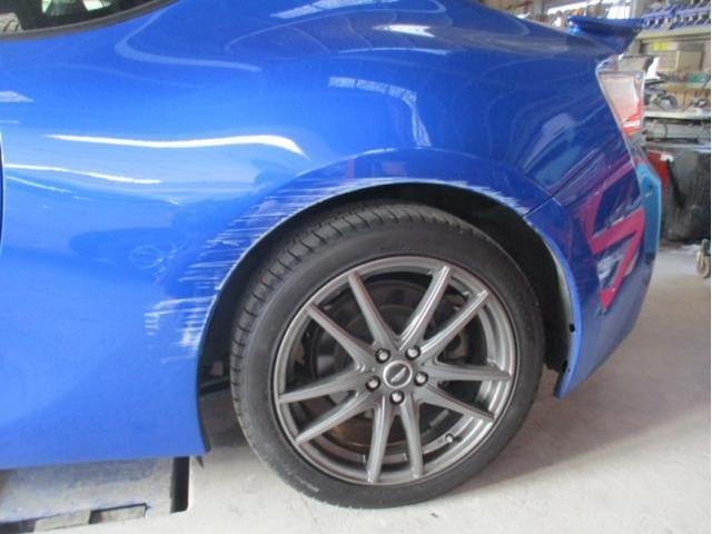 スバル　ＢＲＺ　左後ろタイヤ上（クォーター）キズ・へこみ直し
