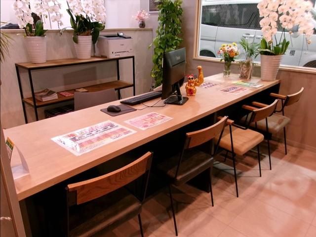 カフェのような空間で、お客様をお迎え致します。