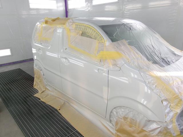 「専用の塗装ブース・修理ブース」を完備。技術と実績のあるスタッフが丁寧！早く！愛車の修理を仕上げます