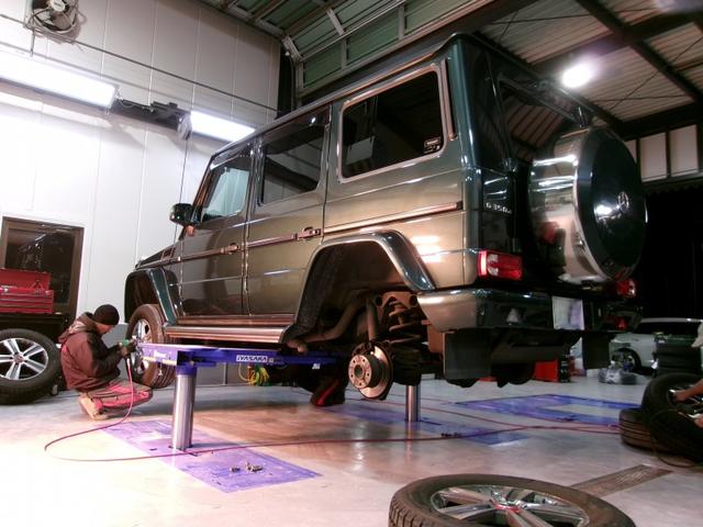 広々とした、整備ピットでお客様のお車を「点検・整備・車検」致します