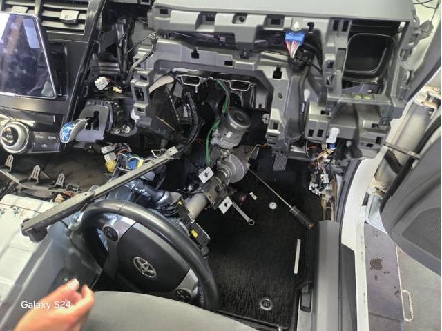 トヨタ　プリウスα　ハンドル異音修理