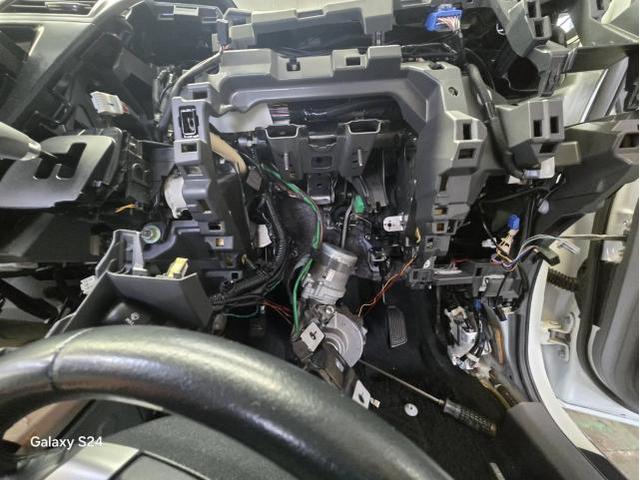 トヨタ　プリウスα　ハンドル異音修理