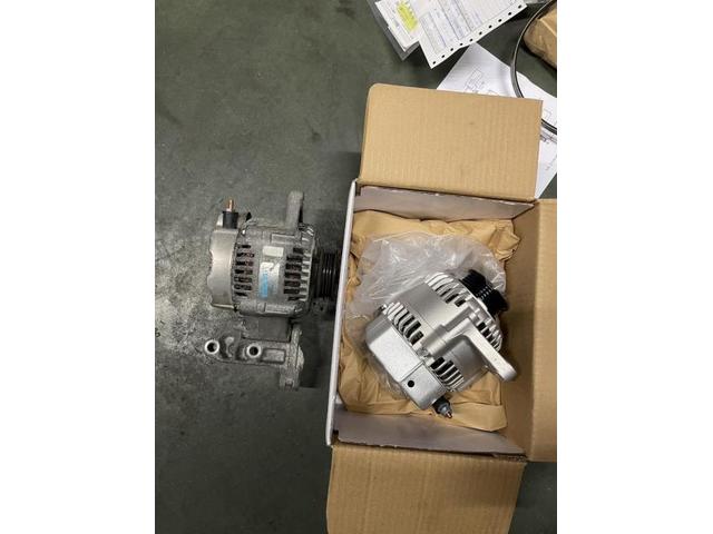 トヨタ　ＦＪクルーザー　オルタネーター・ベルト交換