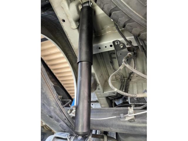 トヨタ　ハイエースバン　左リヤショックアブソーバー交換