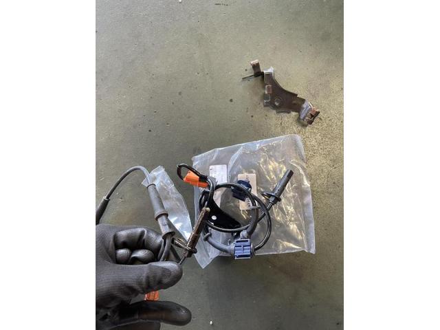 ホンダ　エレメント　ABSセンサー交換