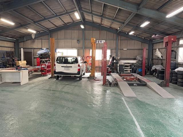 広々とした「自社板金工場完備」です。安心してきずへこみ直しご相談ください！