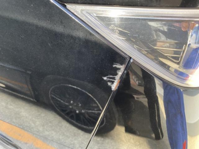 トヨタ　ヴェルファイア　右前タイヤの上フェンダー　キズ・へこみ直し　豊橋市　板金塗装