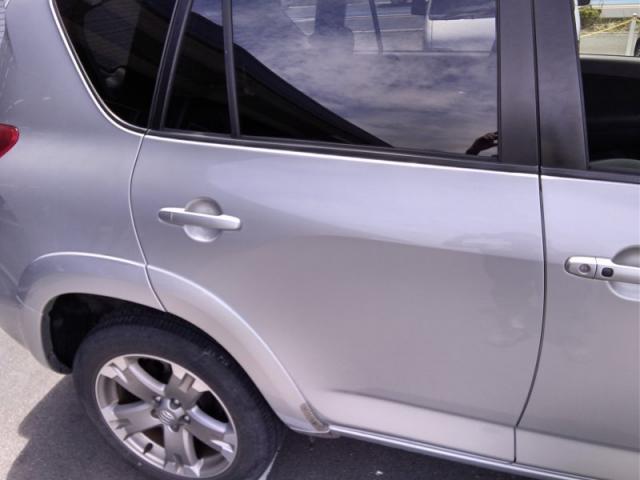 トヨタ　ＲＡＶ４　フロントバンパー・右後ろドア　キズ・へこみ直し　豊橋市　板金塗装