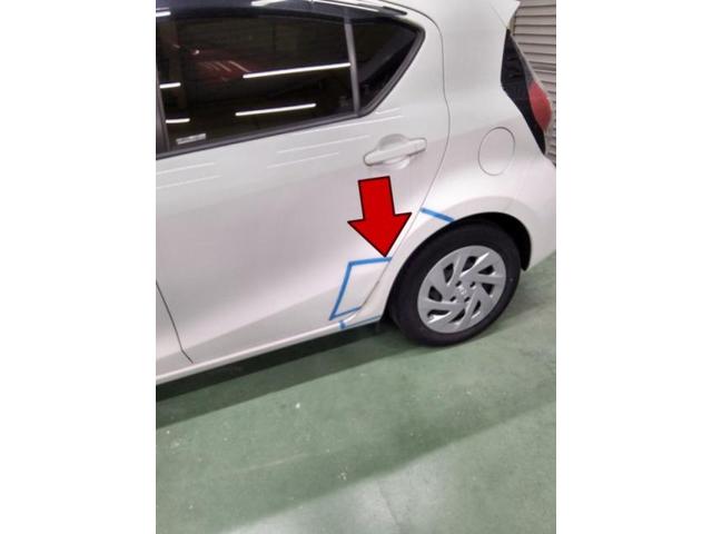 トヨタ　アクア　リヤドアとその横（クォーター）キズ・へこみ直し　豊橋市カーコンビニ倶楽部