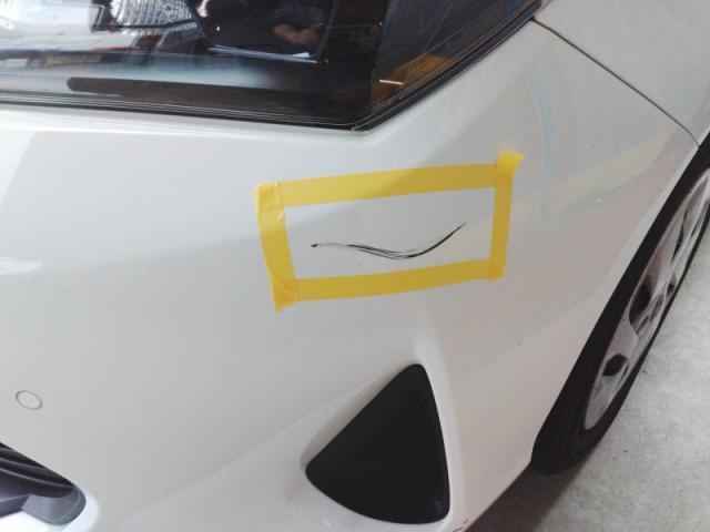 トヨタ　カローラアクシオ　バンパーキズ・へこみ直し　豊橋市カーコン工法