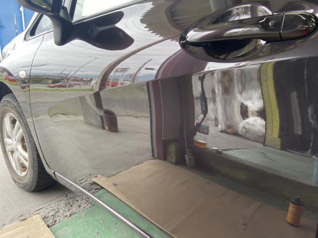 日産　ノート　フロントドア　うっすらキズ・へこみ直し　笛吹市　板金塗装