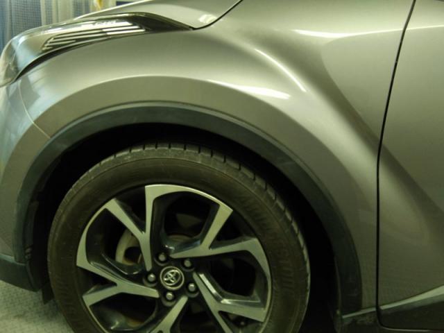 トヨタ C-HR 前タイヤ上フェンダーキズ・へこみ直し 浜松市 板金塗装