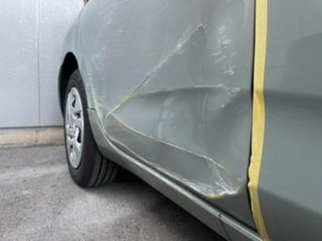 トヨタ　アクア　リヤドア損傷大　ドア交換　他へこみ板金塗装修理キズ・へこみ直し