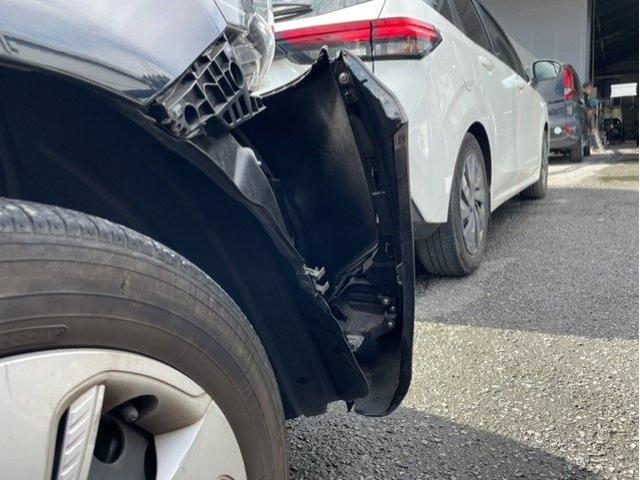 トヨタ　シエンタ　フロントバンパー損傷大外れ　バンパー交換キズ・へこみ直し