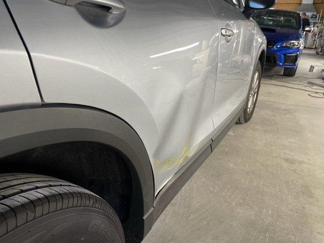 マツダ　ＣＸ－５　リアドア縦に大きなへこみ　キズ・へこみ直し